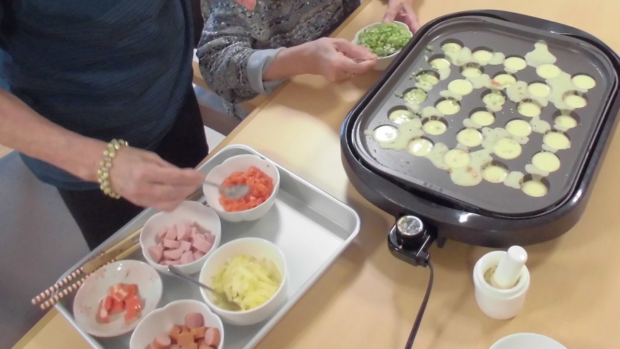 たこ焼き作り 介護 福祉サービスの愛誠会ブログ アイセイ薬局グループ たこ焼き作り 介護 福祉サービスの愛誠会ブログ アイセイ薬局グループ