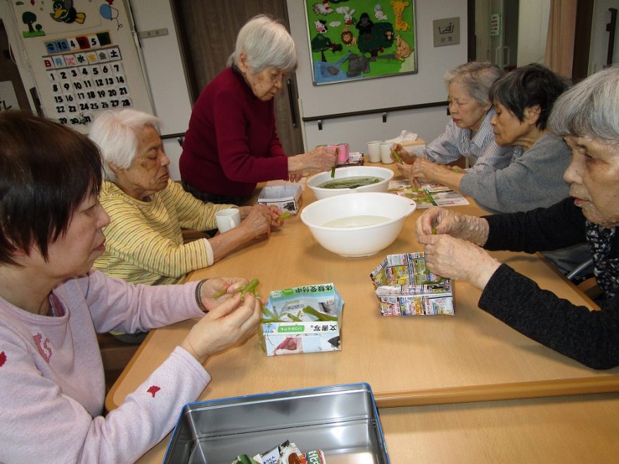 皆さまで食事の用意