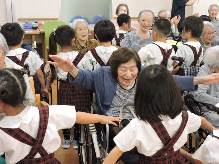はなまるハウス若松町：敬老会（保育園児の来訪）