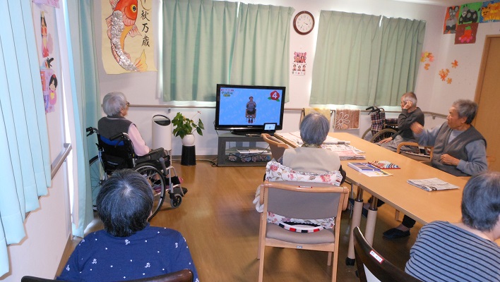 DVDを観るご利用者さま